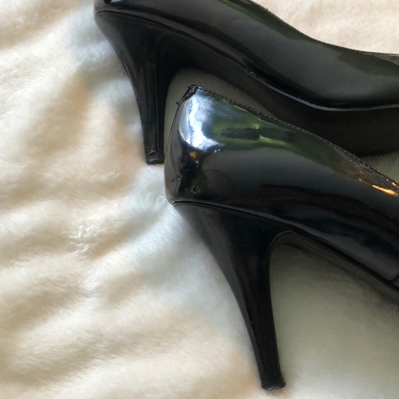 Black patent round-toe heel; Fergalicious Utopia - Picture 4 of 8